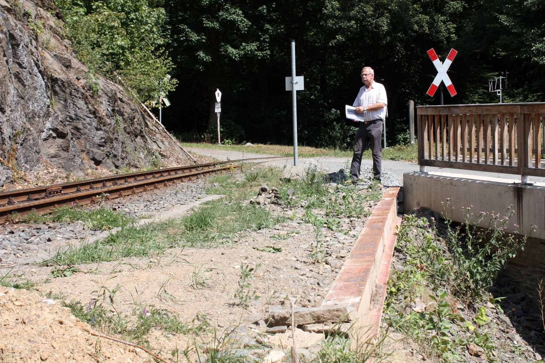 Horst Schöne vom Harzklub steht am Wanderweg an der Julienbrücke in Alexisbad.