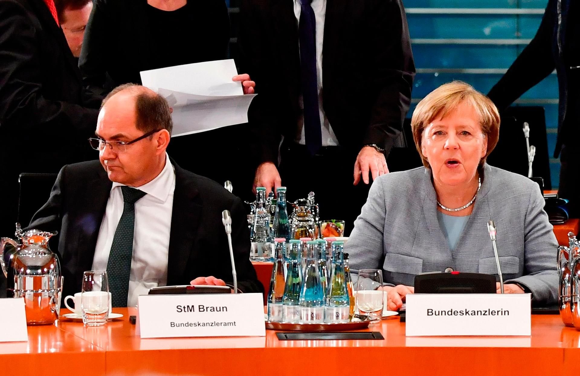 Angela Merkel (r) soll vom Stimmverhalten Schmidts (l) erst „mit dem Ergebnis der Abstimmung“ erfahren haben.