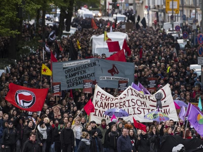 Teilnehmer der Demo mit dem Motto "Kapitalismus - immer noch Scheiße! Heraus zum 1. Mai" gehen durch Hamburg. Foto: Malte Christians