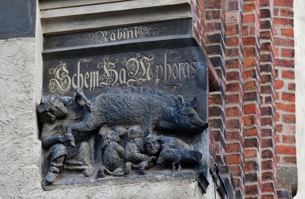 Eine als „Judensau“ bezeichnete mittelalterliche Schmähskulptur ist an der Außenmauer der Stadtkirche Sankt Marien in Wittenberg zu sehen.