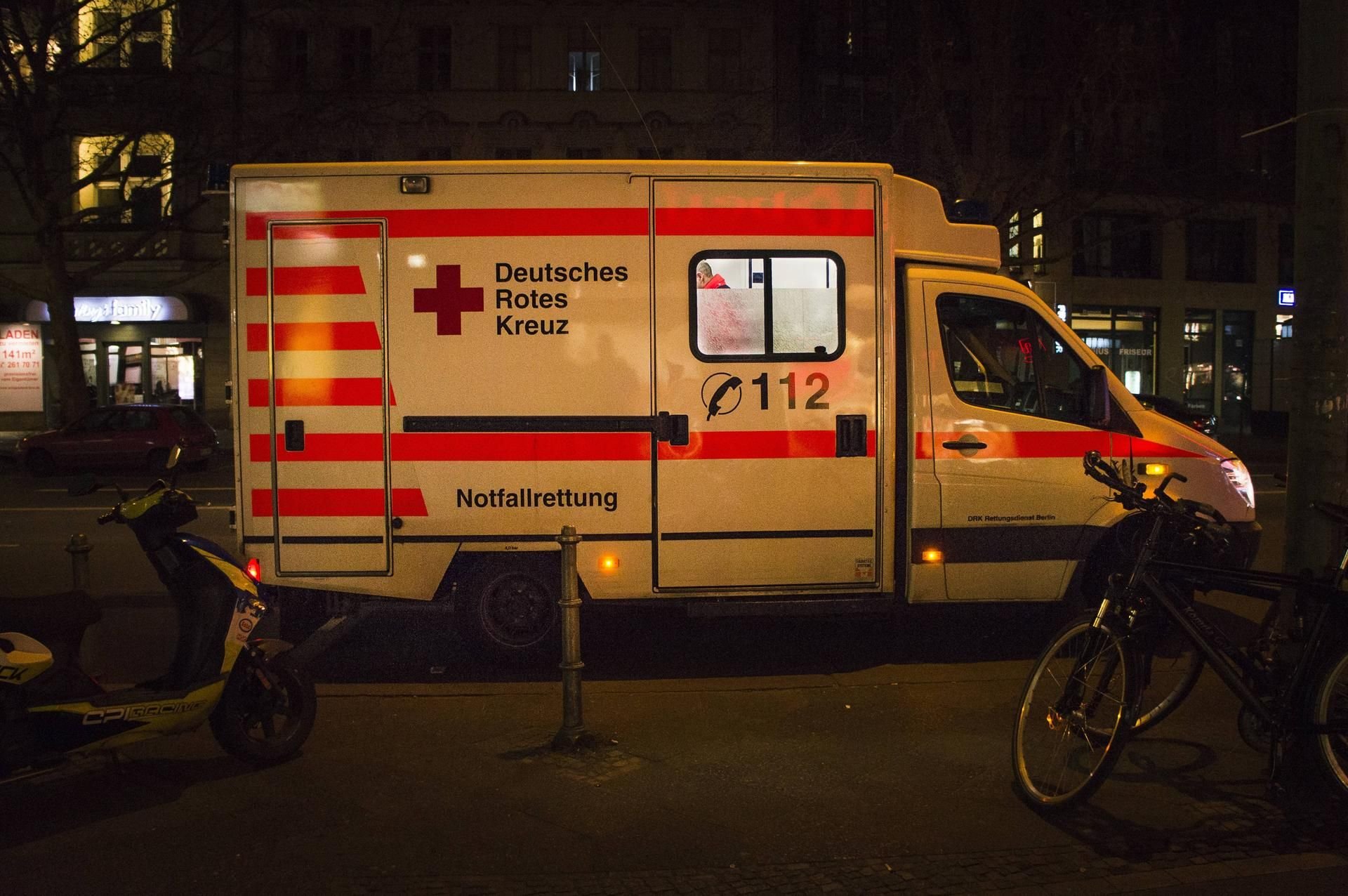 Während im Krankenwagen ein Mann behandelt wurde, zerstachen die Männer außen die Reifen.