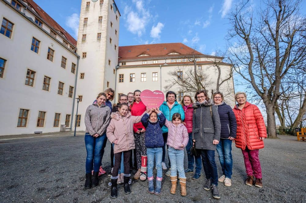 Große Freude bei den Mädchen der Gruppe „Die Elf“ über die Spende.