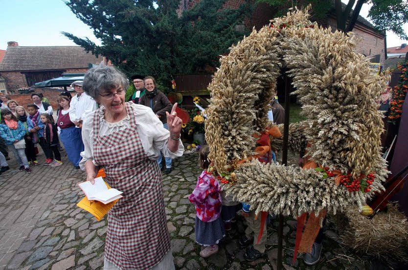 Dorothea Cerych erläutert, wie die Erntekrone in Klöden entstanden ist.