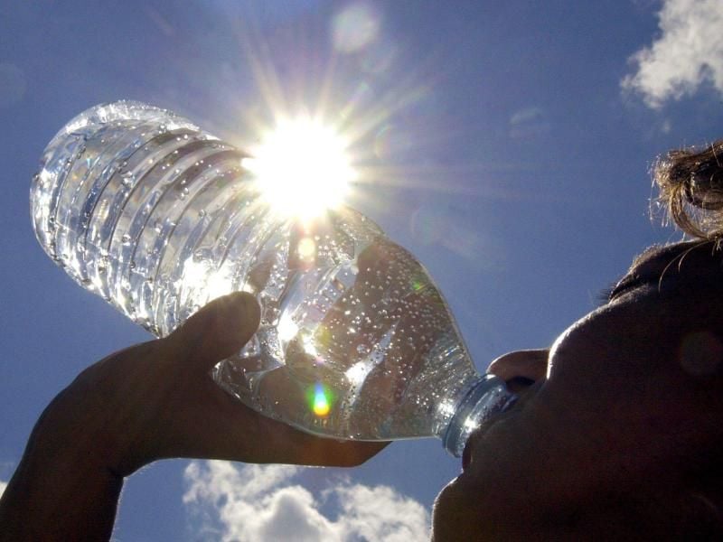 Sportler können sich ihr Getränk mit Mineralwasser und Fruchtsaft selbst mischen. Dabei sollte das Wasser mindestens 200 Milligramm Natrium pro Liter enthalten. Foto: Ulrich Perrey/dpa