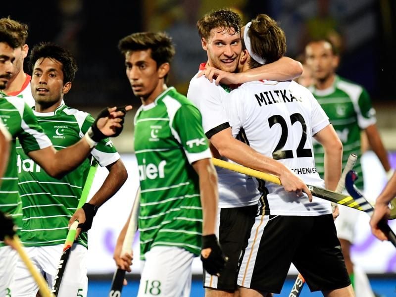 Dieter Linnekogel und Marco Miltkau feiern den Sieg gegen Pakistan. Foto: Frank Uijlenbroek
