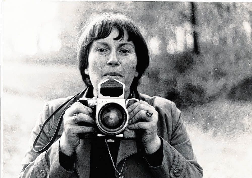 Gudrun Hensling zu DDR-Zeiten mit ihrer Pentacon Six.