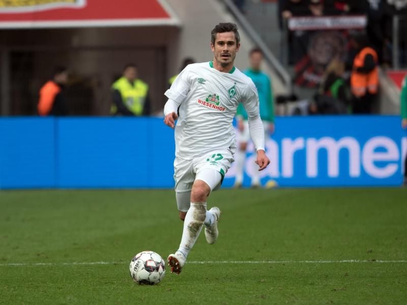Fin Bartels spielt den Ball. Foto: Federico Gambarini/dpa/Archivbild