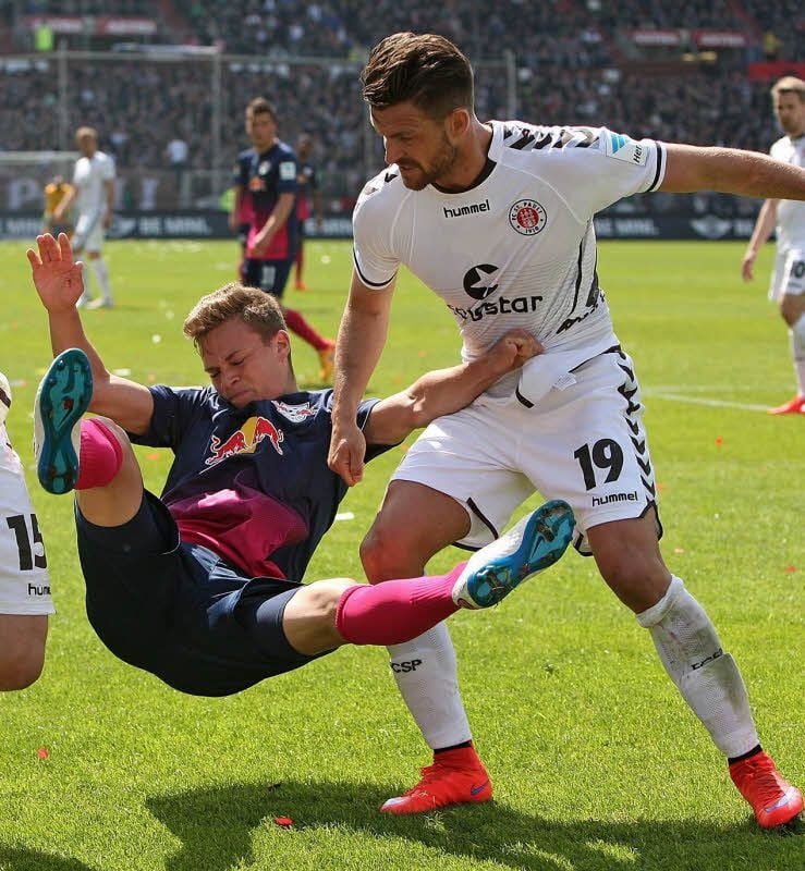 Joshua Kimmich (l.) hatte im Trikot von RB Leipzig nicht immer einen einfachen Stand.