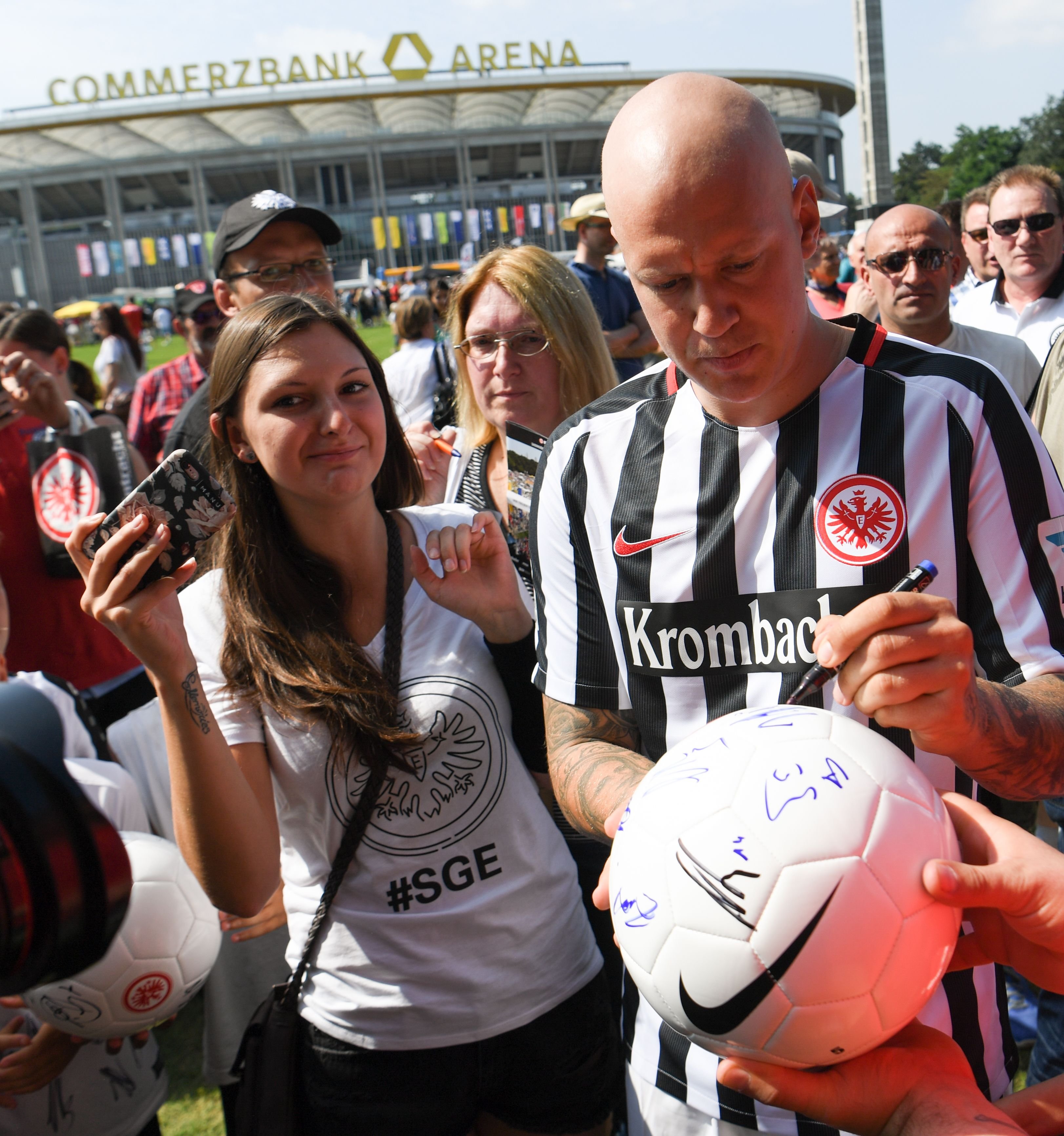 Der Eintracht Frankfurt Spieler Marco Russ hat sich nach eigener Aussage gut von seiner Chemotherapie erholt und will im Januar wieder ins Training einsteigen.