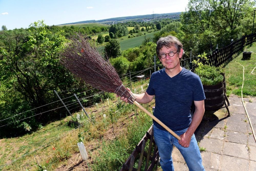 Unterrißdorf: Thomas Neie mit dem Besen, dem traditionellen Zeichen, dass die Besenwirtschaft geöffnet ist.