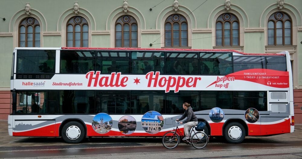 Neu im Stadtbild: Der „Halle-Hopper“, ein Doppeldeckerbus, fährt künftig insgesamt 30 touristische Ziele in der Saalestadt an.