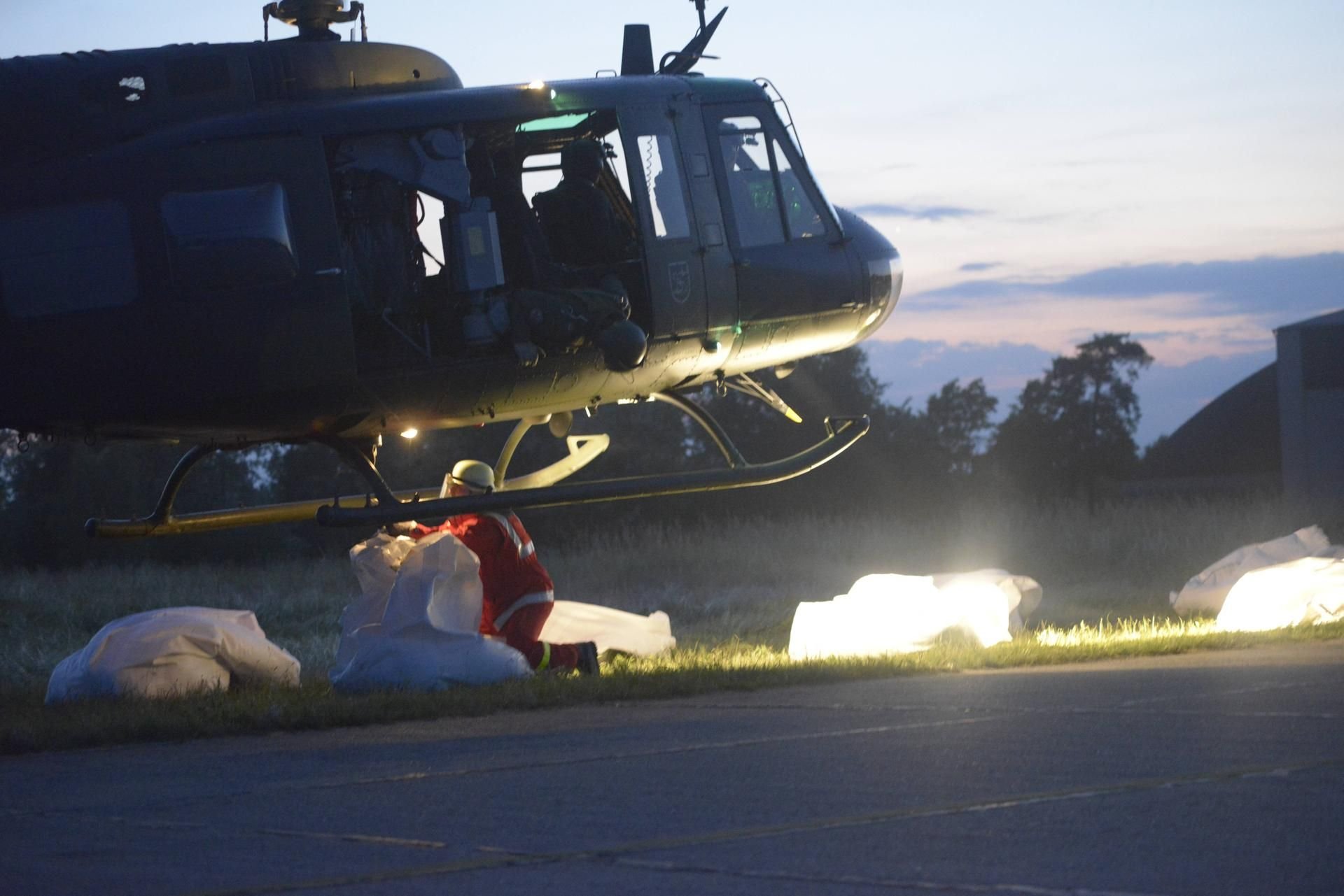 Ein Bundeswehrhubschrauber startet vom Flugplatz Borstel bei Stendal. Im Bild ein Helikopter vom Typ Bell Uh-1D.