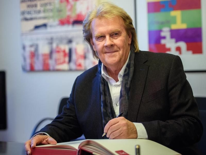 Howard Carpendale trägt sich im Rathaus von Berlin in das Gästebuch der Stadt ein. Foto: Gregor Fischer