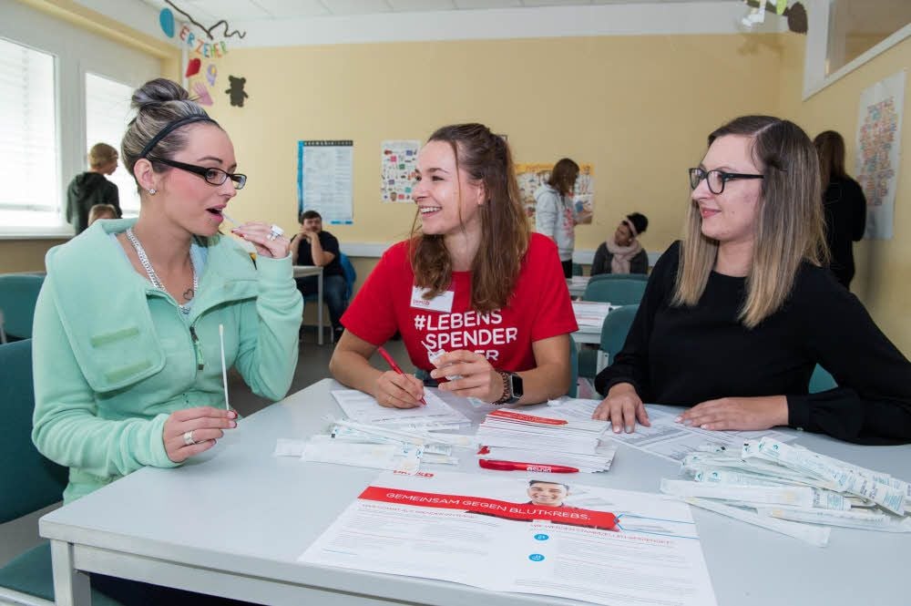 Mandy Winter (l.) gibt im Besein der DKMS-Mitarbeiterin Sina Linnemann (M.) und Mitschülerin Sarah Herfurth eine Probe ab.