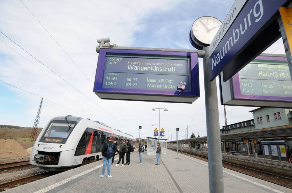 Szene vom gestrigen frühen Nachmittag auf dem Naumburger Hauptbahnhof: Die Unstrutbahn wird sofort wieder rege genutzt.