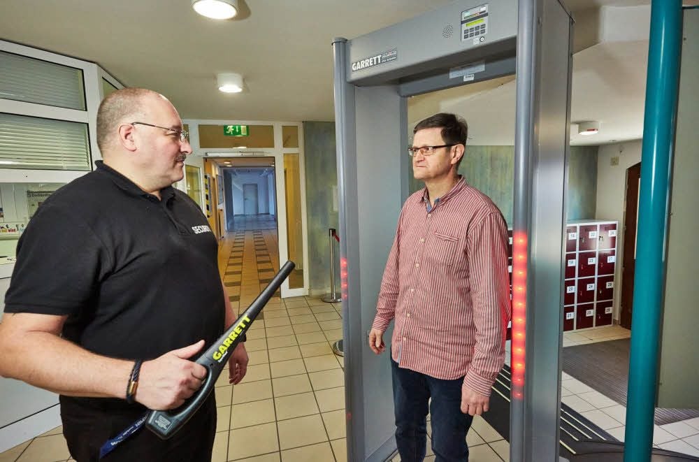 Sicherheitsmann Mike Parofskie demonstriert mit Andreas Blath, Sachgebietsleiter der Ausländerbehörde, die künftige Kontrolle von Besuchern des Kreishauses II in Bernburg.