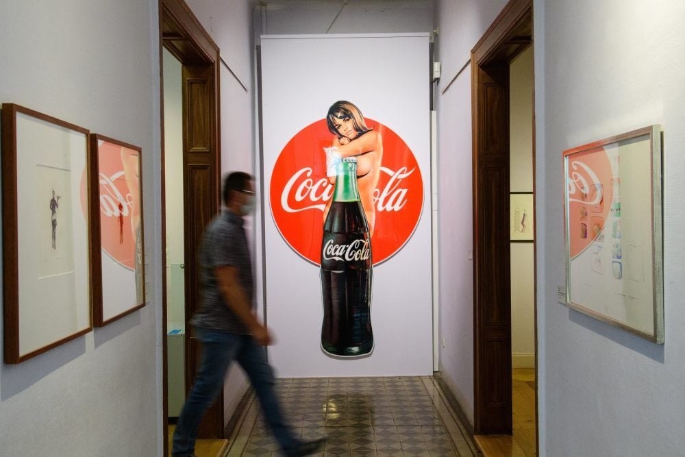 Zieht die Blicke im Kunsthaus Apolda quasi als Empfang der Ausstellungsbesucher auf sich: Mel Ramos’ „The Cut Out Projekt - Lola Cola“ aus dem Jahr 2017