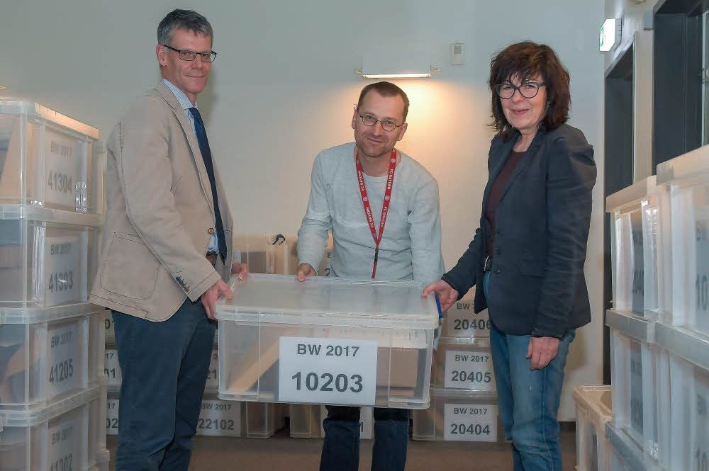 Egbert Geier, Thomas Godenrath und Rita Lachky (v.l.) mit den Stimmzettelkisten für die Wahllokale.