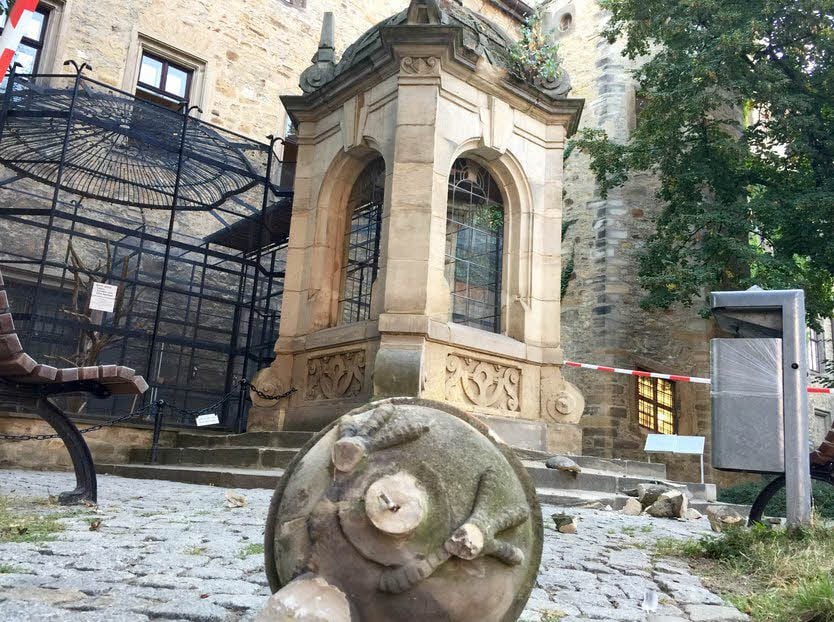 2016 schlugen Vandalen die Rabenfigur vom Dach des Käfigs am Merseburger Schloss