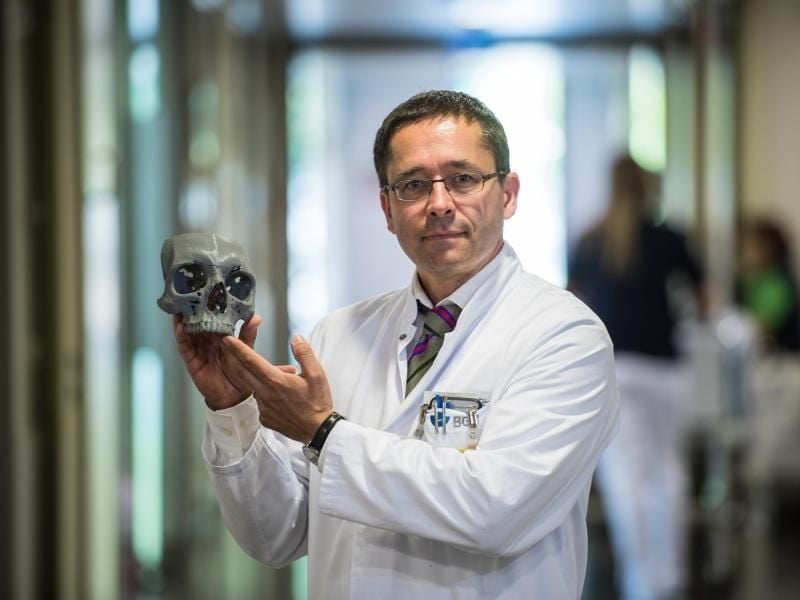 Prof. Alexander Langheinrich von der BG Unfallklinik Frankfurt fertigt mit einem 3D-Drucker plastische Modelle an. Auf diese Weise werden etwa auch Schädelbrüche nachgebildet. Foto: Andreas Arnold/dpa