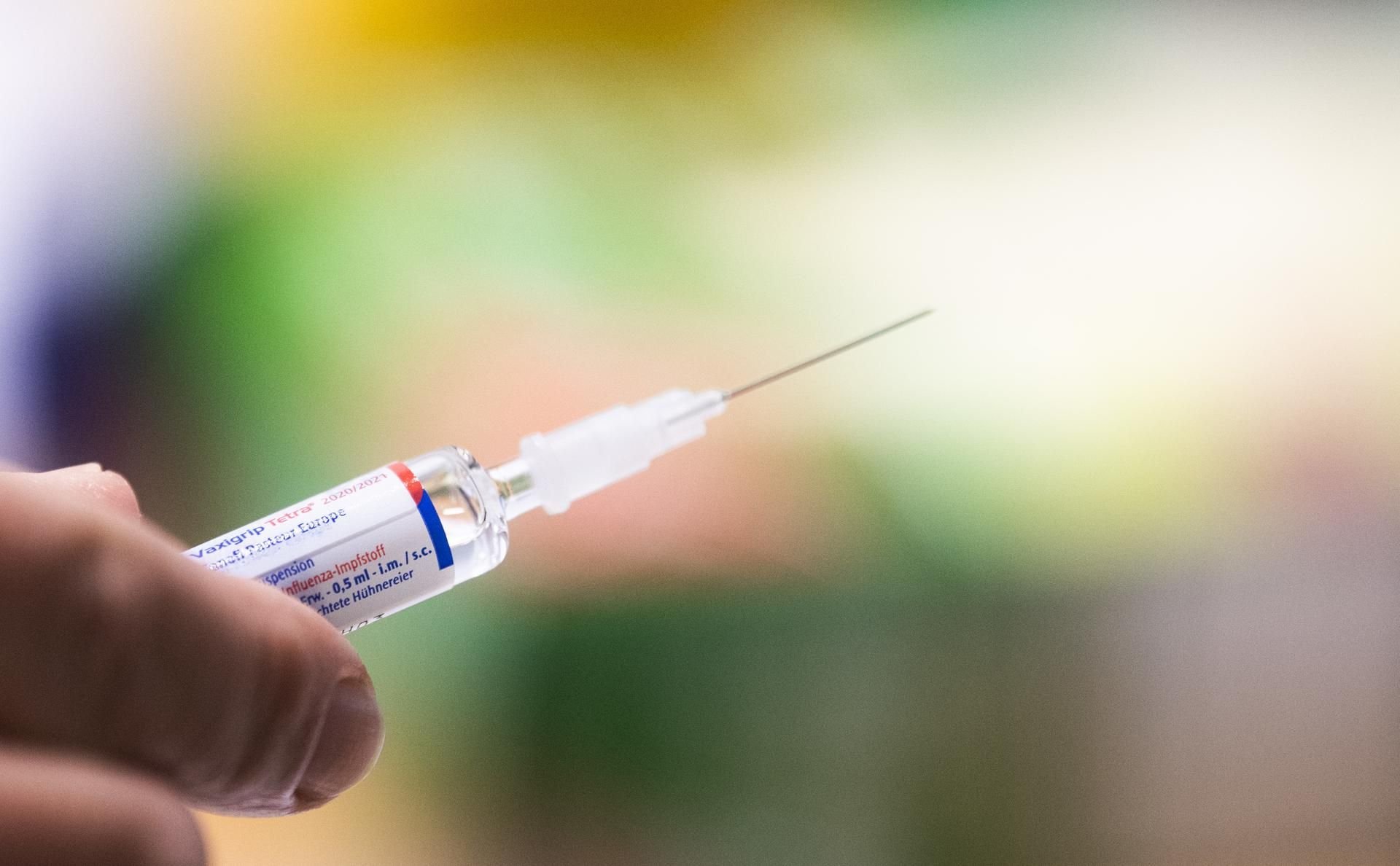 Spritze mit dem Influenza-Impfstoff Vaxigrip Tetra