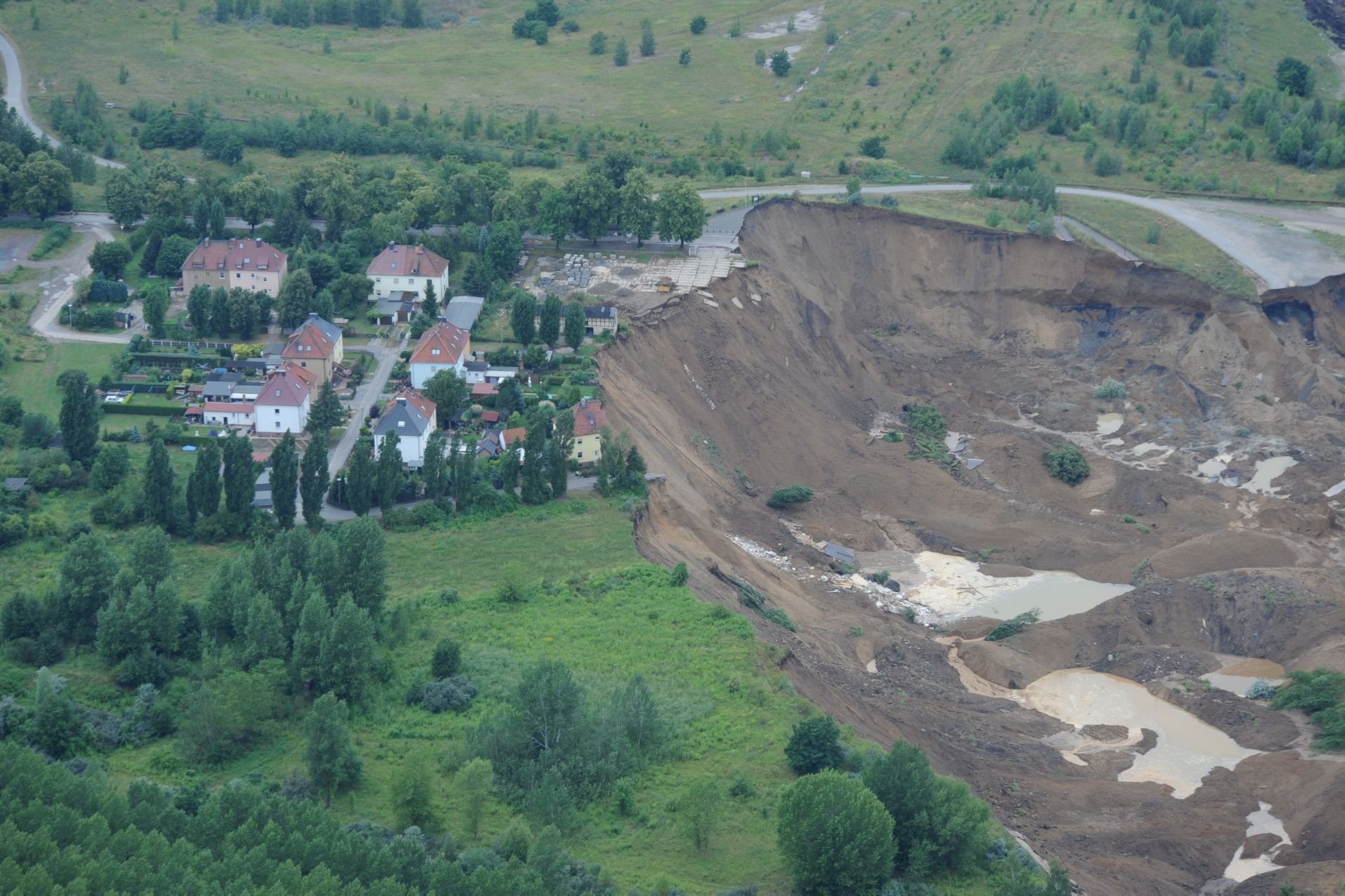 Blick auf die Abbruchkante in Nachterstedt nach dem Erdrutsch am 18. Juli 2009 am Concordia-See. Die Wohnsiedlung wurde inzwischen abgerissen.