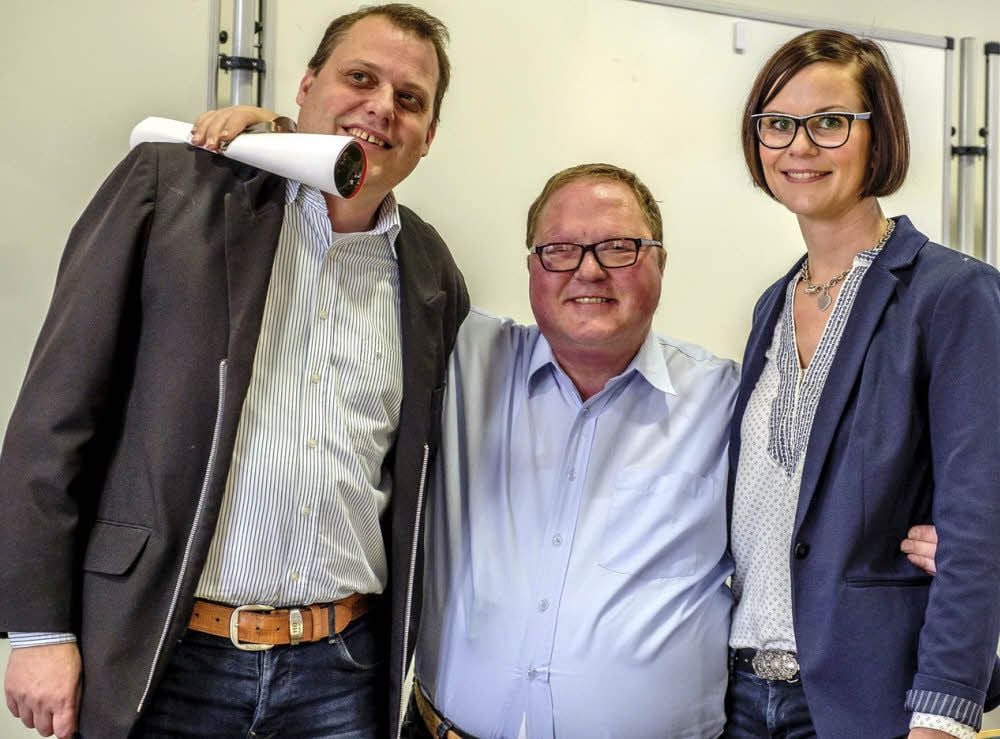 Edmund „Eddie“ Huth, flankiert von Matthias Monecke und Madlen Züchner vom Augustinuswerk