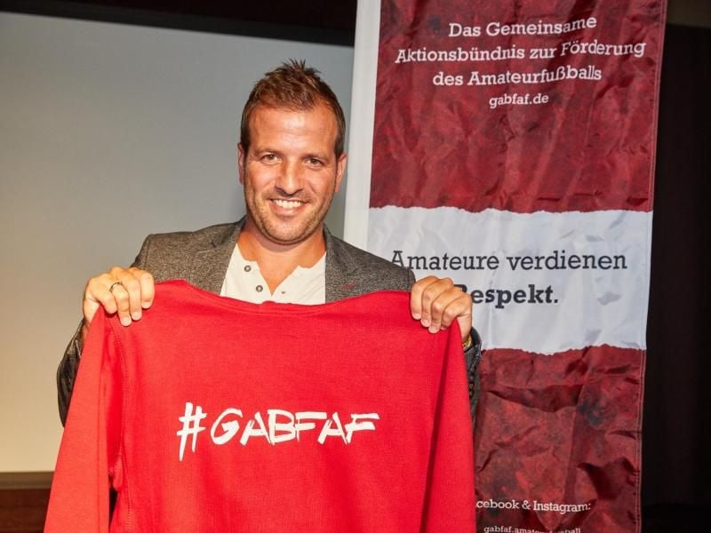 Rafael van der Vaart, Ex-HSV-Profi, hält einen Kapuzenpullover. Foto: Georg Wendt/Archiv
