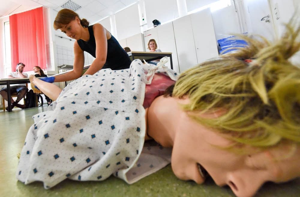 Alexandra Biolik untersucht die Leiche von Herrn Müller - glücklicherweise handelt es sich nur um eine männliche Puppe.