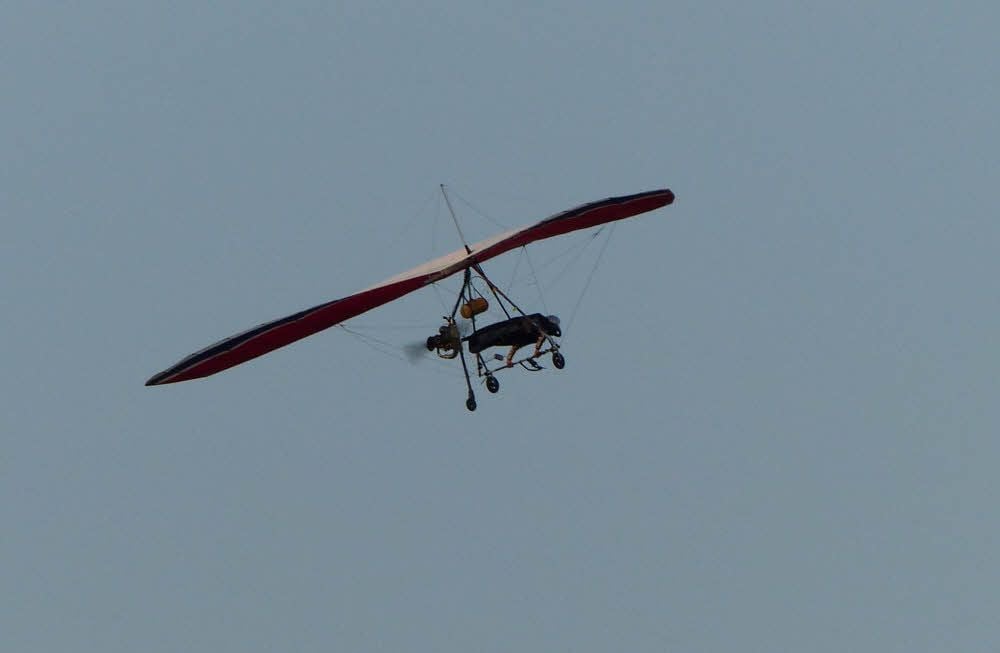 Die Flugbedingungen sind am Samstagabend ideal. Ein Minimum-Flieger kreist über dem Lauchaer Flugplatz.