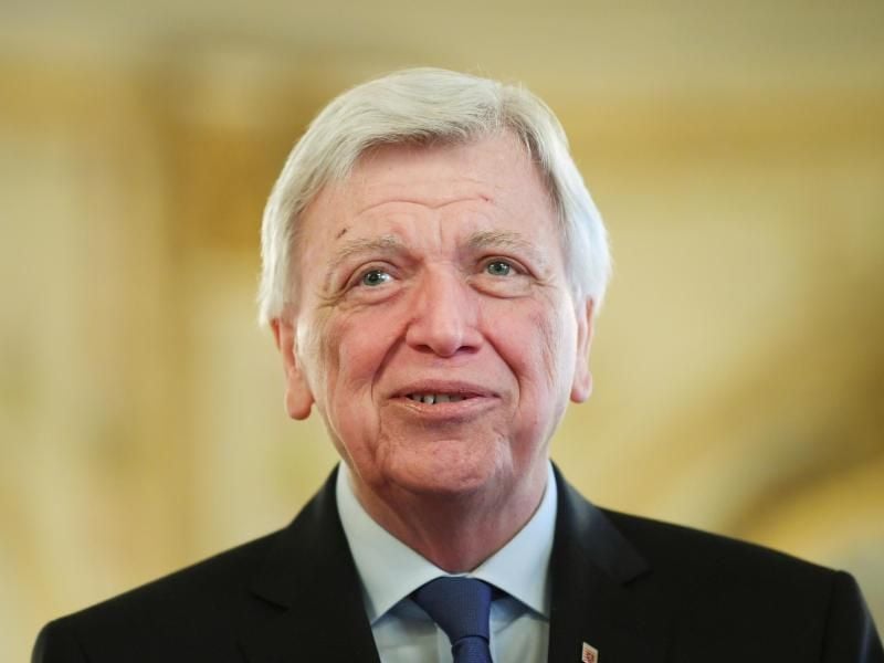 Volker Bouffier (CDU), Ministerpräsident des Landes Hessen, lächelt. Foto: Arne Dedert/dpa