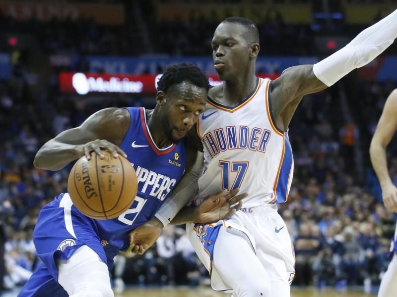 Patrick Beverley (l) von den Los Angeles in Aktion gegen Dennis Schröder von Oklahoma City. Foto: Sue Ogrocki/AP