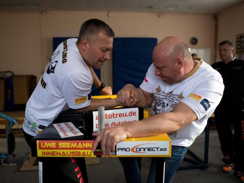 Armwrestler Tobias Fitzenreiter (l) und Jan Sarembe vom TuS Hergisdorf 1891 trainieren für die 30. Deutsche Meisterschaft. Foto: Hendrik Schmidt/dpa