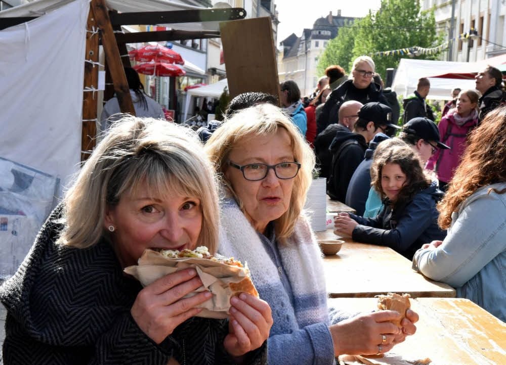 Isabell Müller (links) und Conny Neumann ließen es sich wie die zahlreichen anderen Gäste schmecken. Zeitweise auch bei Sonnenschein.