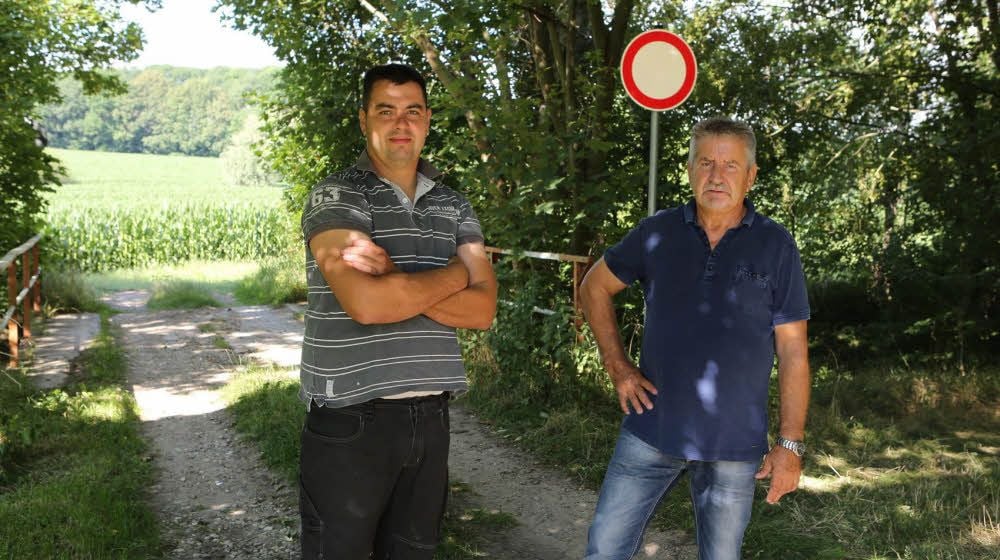 Es muss gebaut werden, damit das Verbotsschild weg kann. Dafür kämpfen Landwirt Werner (l.) und Ortsbürgermeister Joachim Fuhrmann.