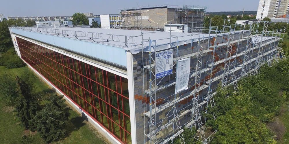 Die Schwimmhalle in Neustadt erhält ein neues Dach. Bis Ende Oktober sollen die Arbeiten abgeschlossen sein.