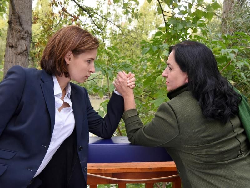 Die junge Anwältin Dr. Therese Schwarz (Martina Ebm, l) gerät in einen erbitterten Erbschaftsstreit - ihre Gegnerin ist Paula Dennstein (Maria Happel). Foto: Hubert Mican/ARD Degeto/ORF