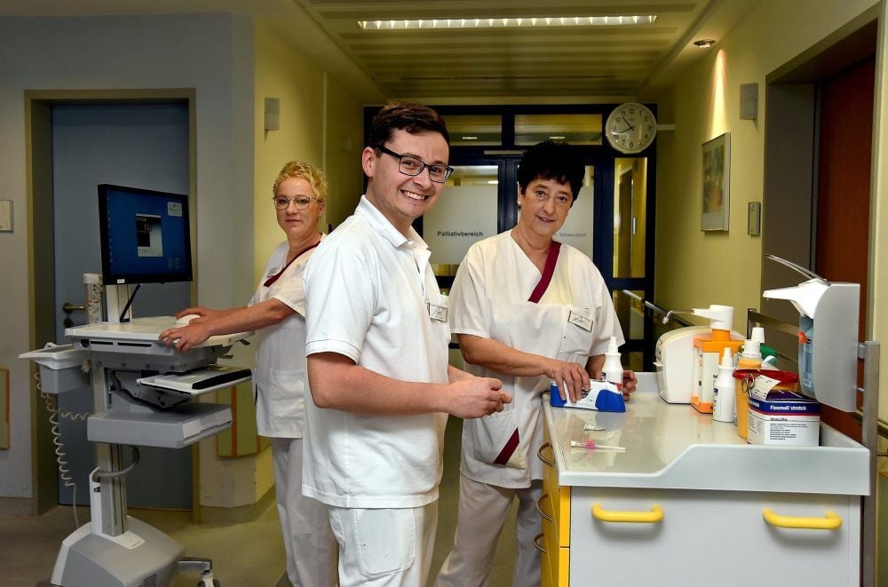 Egal, wie die Situation war, die Patienten standen im Zeitzer Klinikum immer im Mittelpunkt. Jetzt können aber auch Zentrumsleiterin Christiane Kaptein, Teamkoordinator Nils Kirsch und die Pflegerische Zentrumsleiterin Monika Fallenstein (von links) auf der Station M 3 aufatmen.