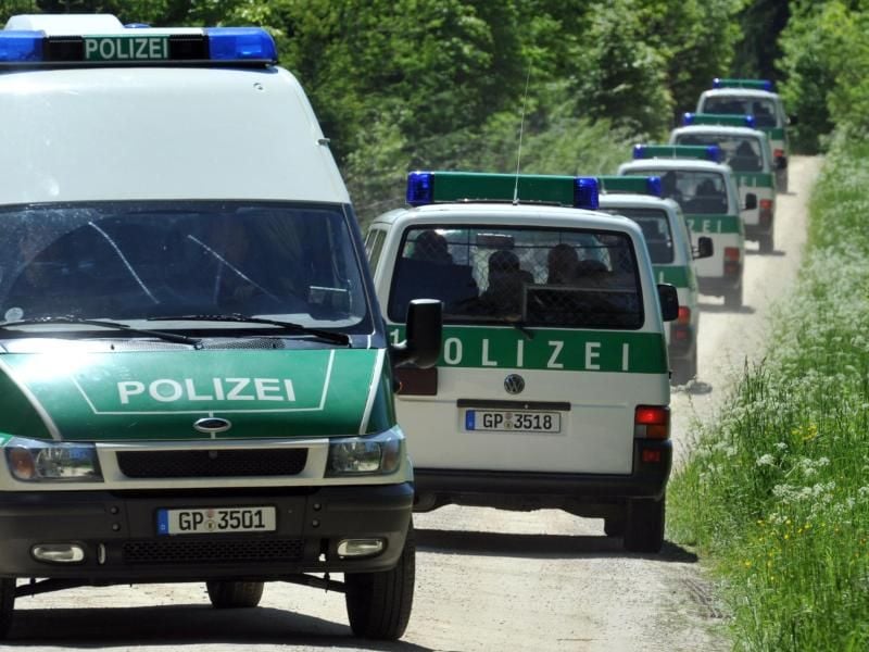 Ein Polizeikonvoi fährt im Juni 2010 bei Heidenheim-Nietheim in einen Wald. Dort in der Nähe war die Leiche der entführten Bankiersgattin gefunden worden. Foto: Stefan Puchner