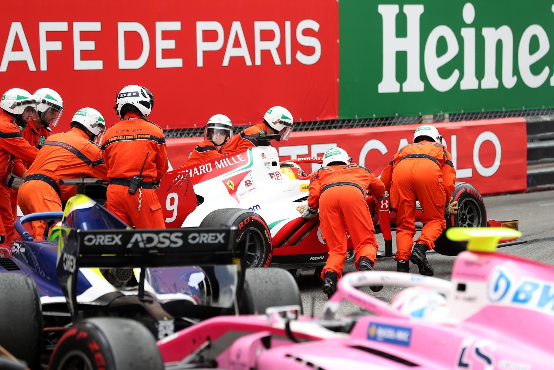 Der Wagen von Mick Schumacher (vorne) wird nach einen Unfall mit Tatiana Calderon von der Rennstrecke geschoben.