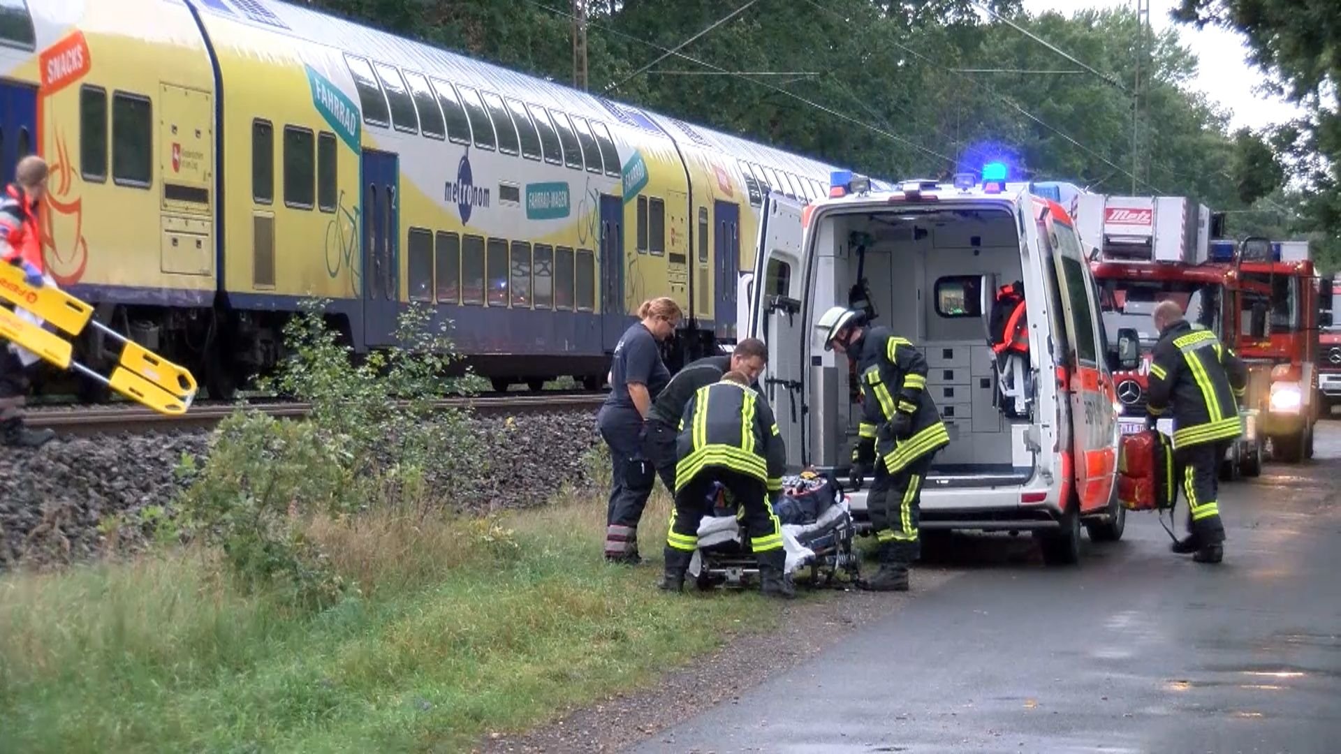 Niedersachsen: Rettungskräfte versorgen einen verletzten Fahrgast, nachdem ein Regionalzug in einen vom Sturm umgestürtzten Baum gefahren war.