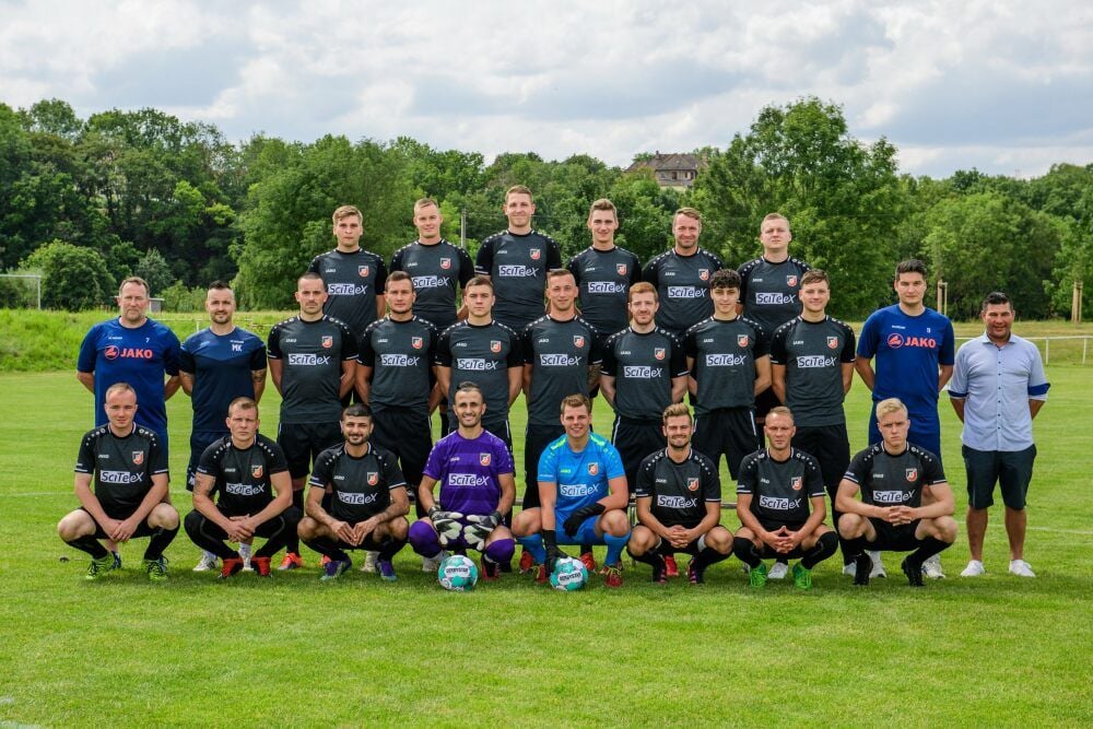 Landesligist SC Naumburg vor dem Saisonstart - hinten, v.l.: Florian Eichstädt, Jonas Ballin, Hannes Niebling, Philipp Döring, Stefan Schulze, Marcel Müller; Mitte, v.l. Co-Trainer Jörg Hanisch, Trainer Matthias Krause, Bastian Hanisch, Steve Villmann, Moritz Denke, Daniel Söll, Nejervan Solivani, Feras Boski, Lucas Sedivy, Co-Trainer Martin Pastuschek, Sponsor Rudi Kürbs (NBG Grundstücks- und Verwertungs GmbH); vorn, v.l.: Carl-Noel Hoffrichter, Patrick Hauer, Mahmoud Ajo, Akid Khalil, Marcel Derbek, Tom Schönemann, Carsten Pieper, Moritz Böttcher.