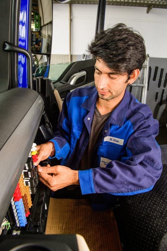 Mohammad Hamza Khan stammt aus Afghanistan. Der 20-Jährige absolviert im Freyburger Unternehmen Händler Schneider eine Lehre zum Kfz-Mechatroniker.