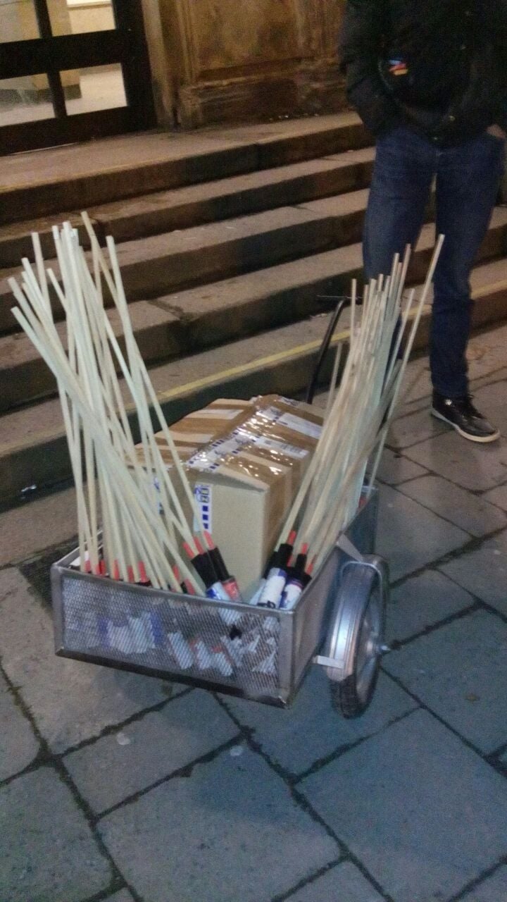 Die Aufnahme zeigt einen Bollerwagen in Hof (Bayern) mit zahlreichen Böllern und Raketen.