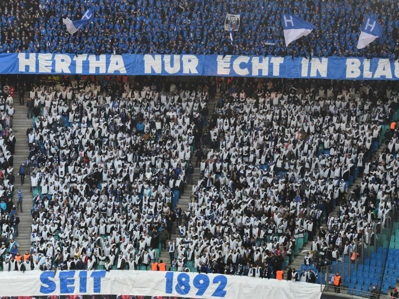 Einige Hertha-Fans sorgten mit einem Spruchband für Ärger. Foto: Hendrik Schmidt