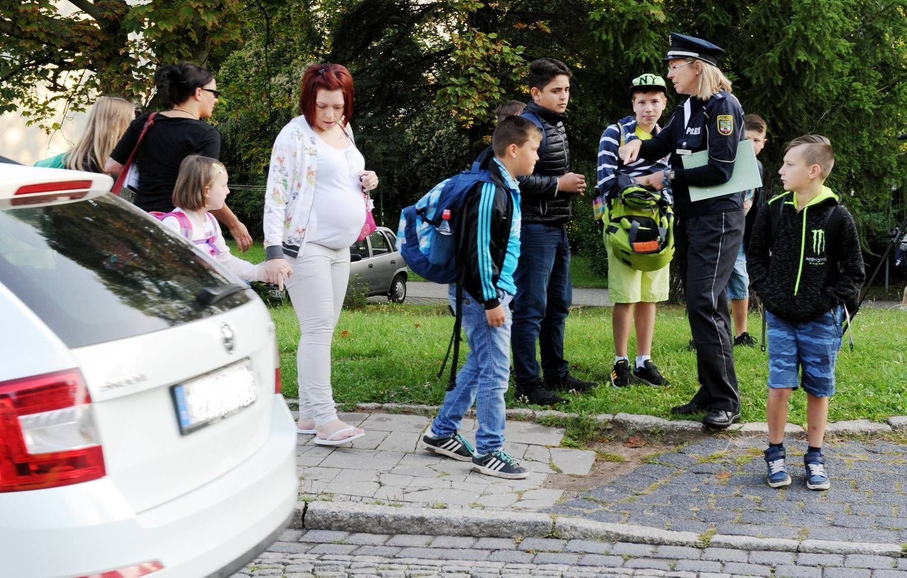 Polizeisprecherin Steffi Schwan hat mit Kindern und Eltern vor der Schule das Gespräch gesucht.