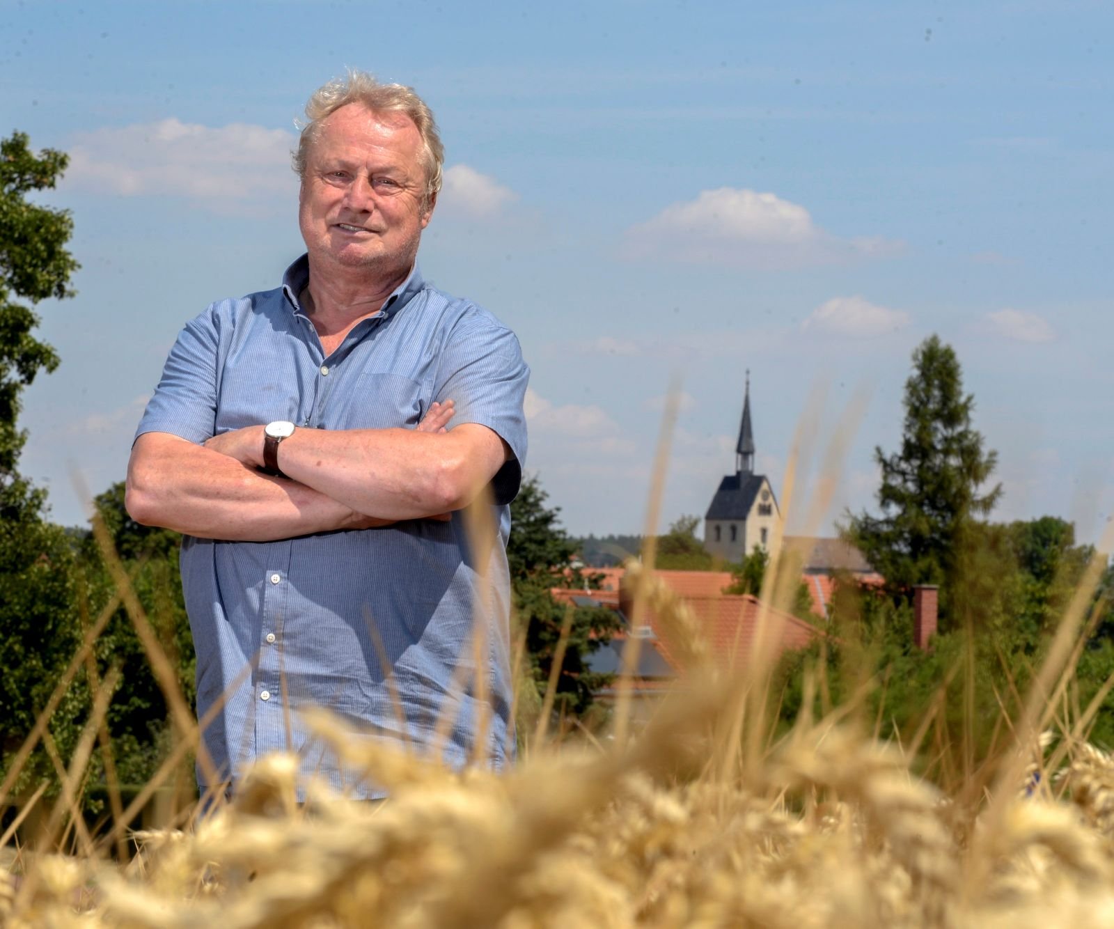 Bauer vorm Kirchturm: Albrecht Kloß, der Geschäftsführer der Agrargesellschaft Warnstedt in Warnstedt