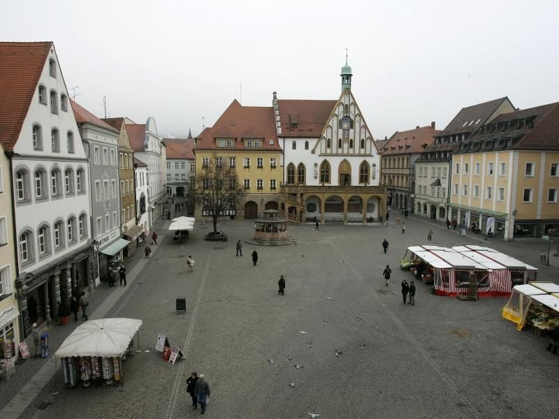 Blick über den Marktplatz und auf das Rathaus in Amberg. Vier Flüchtlinge hatten in der Stadt wahllos Passanten geschlagen. Foto: Daniel Karmann