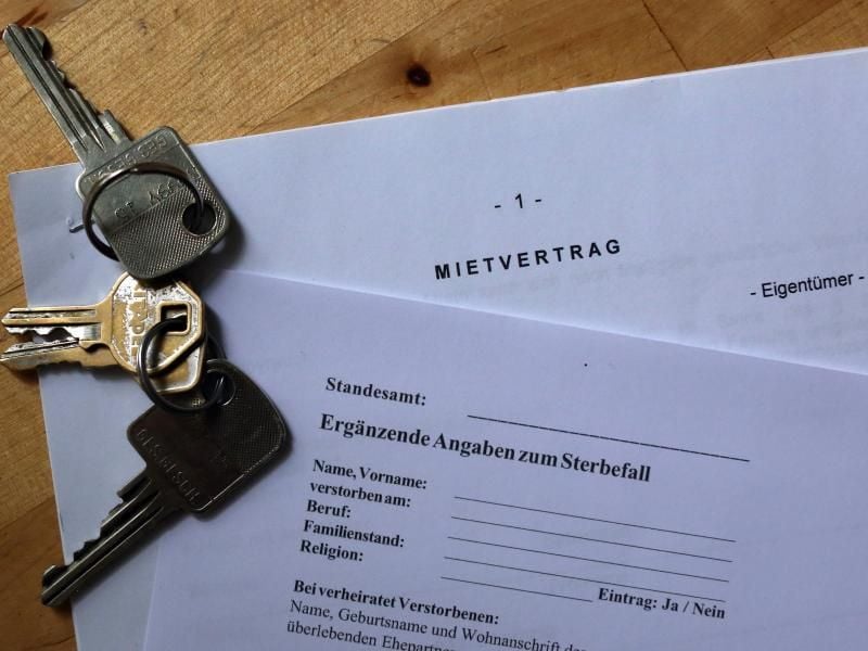 Stirbt ein Mieter, können die Erben den Vertrag auflösen und die Schlüssel an den Vermieter zurück geben. Foto: Sebastian Willnow