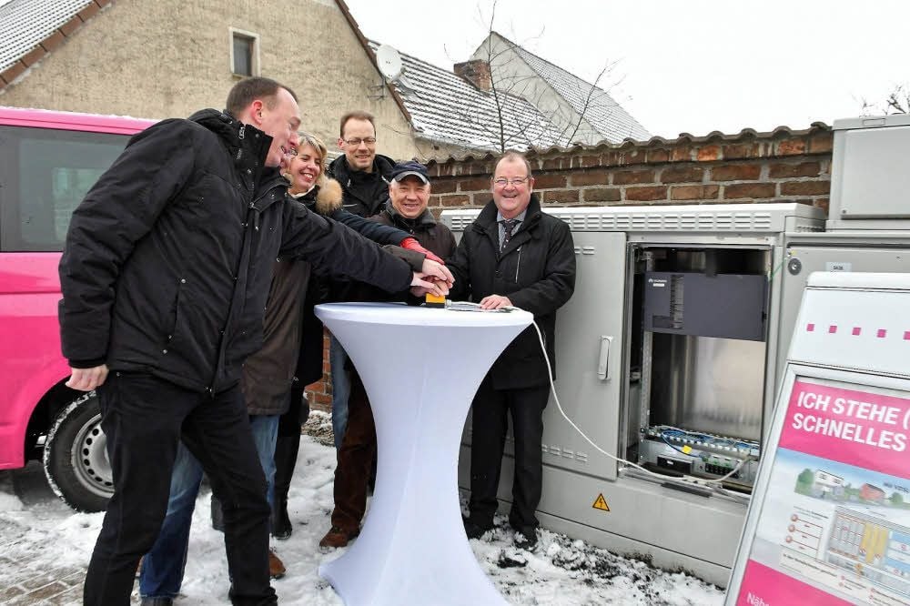Telekom-Regiomanager Thomas Otto und Ortsbürgermeister Siegfried Büttner (v.r.) nehmen das schnelle Internet für Mosigkau ans Netz.